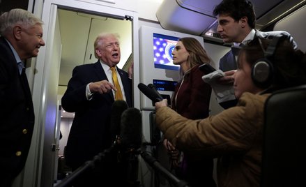 Donald Trump odpowiada na pytania na pokładzie Air Force One