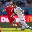 Ehsan Hajisafi (z prawej) w starciu z Aaronem Ramseyem w meczu Iran – Walia (2:0)