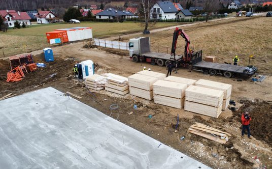 Ruszyła budowa nowoczesnego osiedla w Stroniu Śląskim dla rodzin dotkniętych powodzią