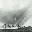 Amerykańskie okręty desantowe LSM-R ostrzeliwują Okinawę rakietami, kwiecień 1945 r.