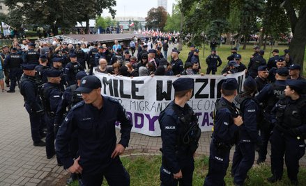 Uczestnicy kontrmanifestacji na trasie pikiety przeciwko imigracji (zdjęcie ilustracyjne)