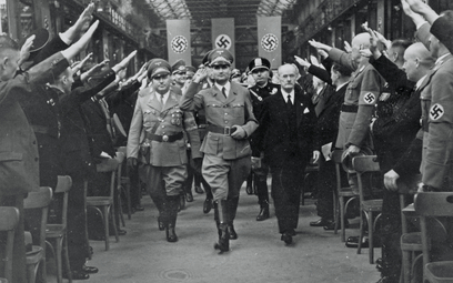 Rudolf Hess (w środku) w towarzystwie przywódcy Niemieckiego Frontu Pracy Roberta Leya (z lewej), ki