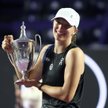 Iga Świątek z trofeum za wygraną w turnieju mistrzyń