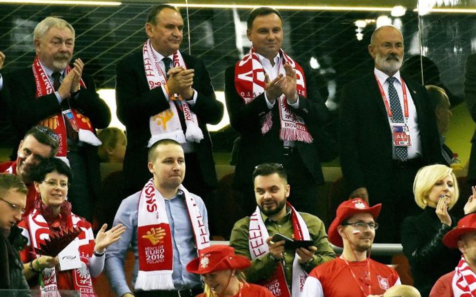 Otoczenie prezydenta mówi, że ochrona Andrzeja Dudy podczas meczu Polski z Serbią w Krakowie była il