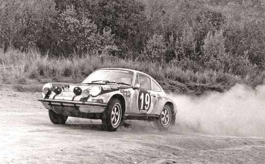 Oryginalne Porsche 911 obsadzone przez Sobiesława Zasadę i Mariana Bienia