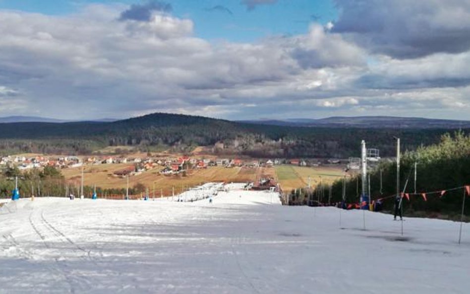 W Niestachowie narciarze i snowboardziści mają do dyspozycji stok o powierzchni 4 ha.