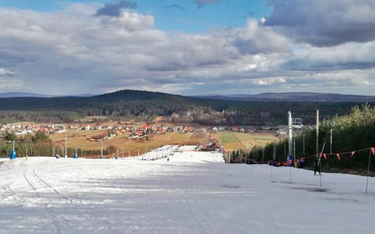 W Niestachowie narciarze i snowboardziści mają do dyspozycji stok o powierzchni 4 ha.
