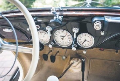 Również wnętrze, w tym deska rozdzielcza, ma za sobą pieczołowitą rekonstrukcję.