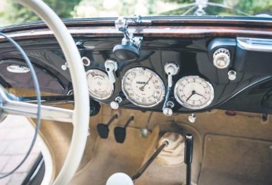 Również wnętrze, w tym deska rozdzielcza, ma za sobą pieczołowitą rekonstrukcję.