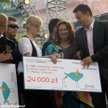 Anna Dymna wręcza czek laureatce pierwszego miejsca w kategorii dorosłych Marcie Rogalskiej (2009 r.