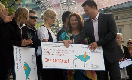 Anna Dymna wręcza czek laureatce pierwszego miejsca w kategorii dorosłych Marcie Rogalskiej (2009 r.