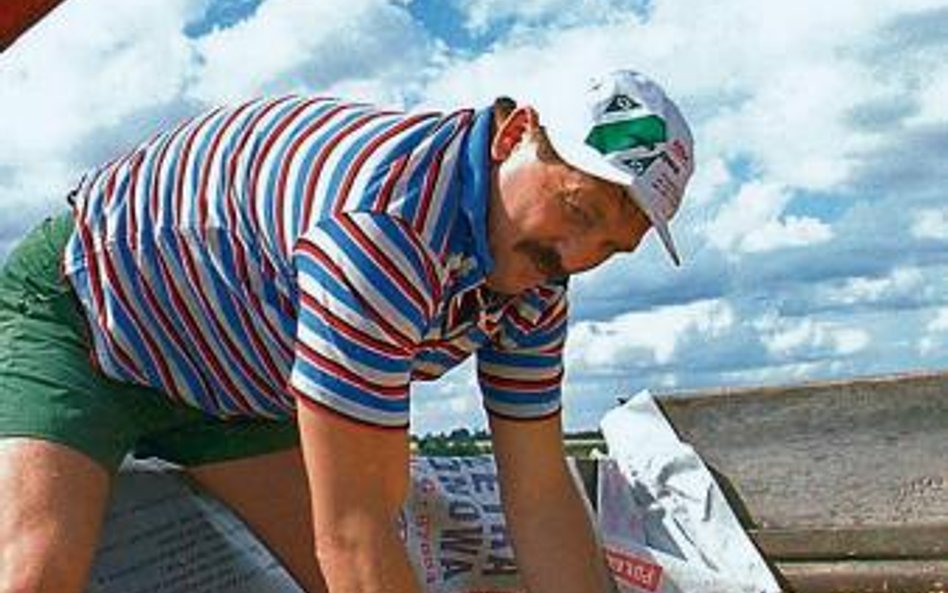 Szef resortu rolnictwa Marek Sawicki wziął dwa dni urlopu, żeby pojechać na żniwa (na zdjęciu w 2001