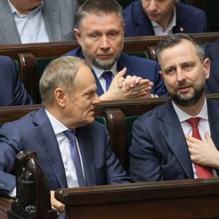 Sejm głosował nad poprawkami Senatu do ustawy wdrażającej program SAFE. Pierwszy rząd: premier Donal