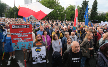 Tłumy na ulicach bronią wolnych mediów, PiS nie zamierza odpuszczać