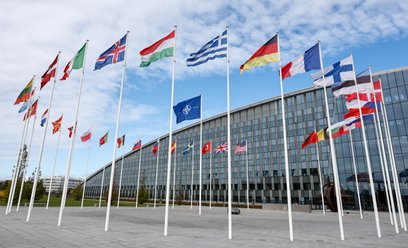 Flagi państw członkowskich przed siedzibą Organizacji Traktatu Północnoatlantyckiego (NATO) w Brukse