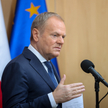 Premier Donald Tusk podczas oświadczenia dla mediów na lotnisku Okęcie w Warszawie