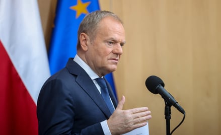 Premier Donald Tusk podczas oświadczenia dla mediów na lotnisku Okęcie w Warszawie