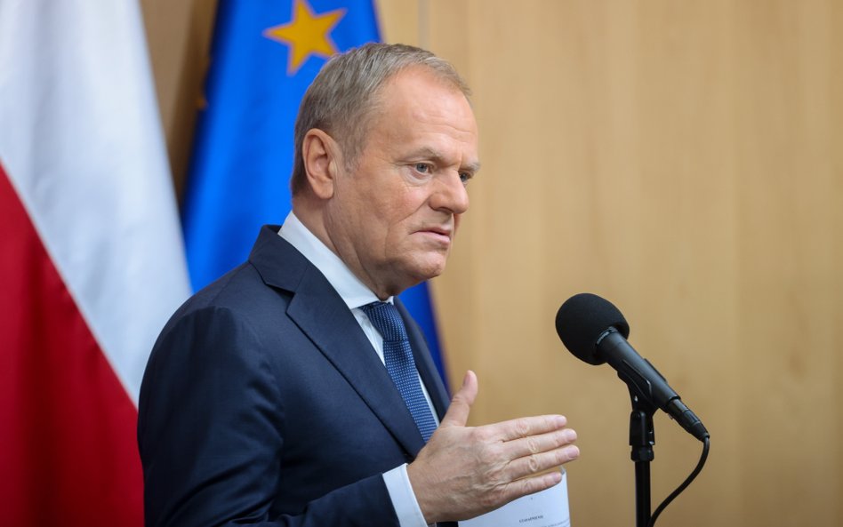 Premier Donald Tusk podczas oświadczenia dla mediów na lotnisku Okęcie w Warszawie