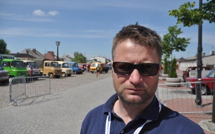 Organizator rajdu, kolekcjoner polskich samochodów Robert Brykała.