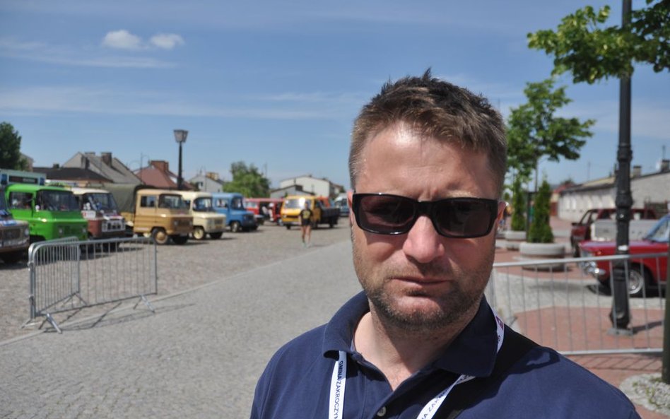 Organizator rajdu, kolekcjoner polskich samochodów Robert Brykała.