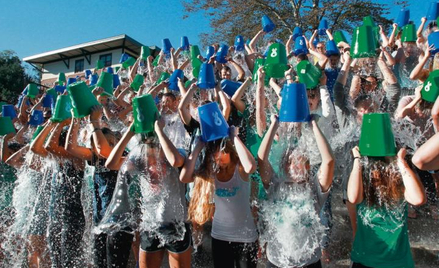 Woda lodowata, cel szlachetny. 2 tys. studentów w Bostonie bije rekord liczby uczestników ice bucket