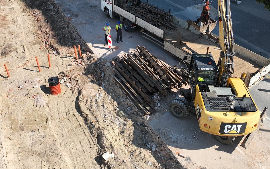 Ostatnie elementy starego torowiska są usuwane z placu budowy