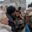 Mieszkańcy Chersonia witają ukraińskiego żołnierza