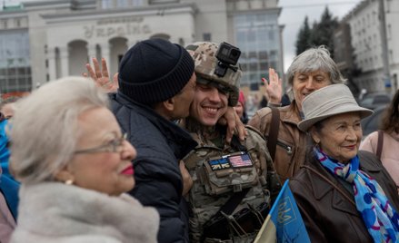 Mieszkańcy Chersonia witają ukraińskiego żołnierza