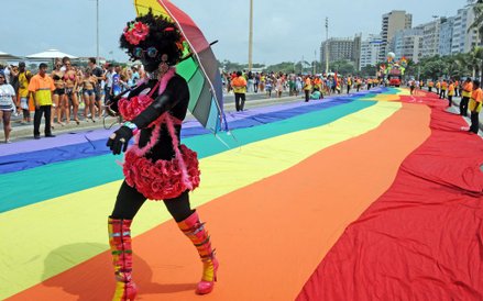 15 listopada, Brazylia. Parada LGBT wzdłuż najbardziej znanej plaży w Rio de Janeiro: Copacabany.