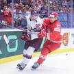 Kamil Wałęga i Felikss Gavars z Łotwy w meczu grupy B hokejowych mistrzostw świata elity w Czechach