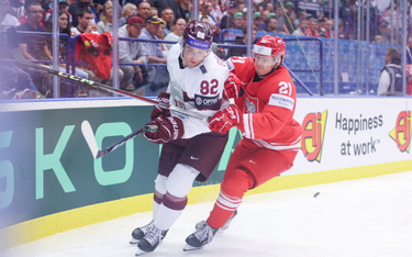 Kamil Wałęga i Felikss Gavars z Łotwy w meczu grupy B hokejowych mistrzostw świata elity w Czechach