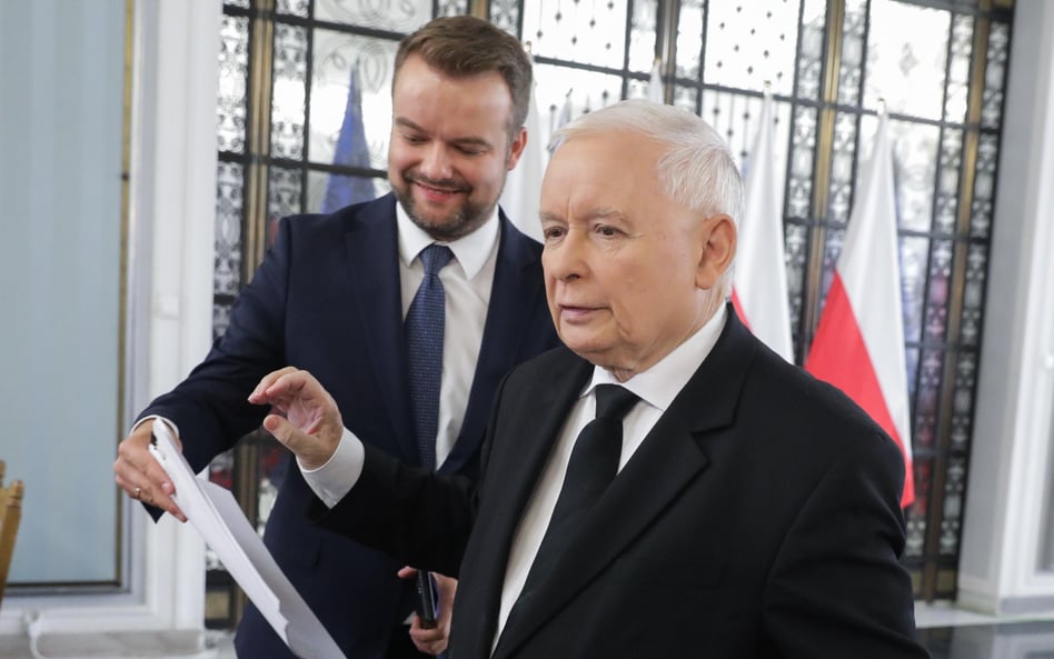 Prezes PiS Jarosław Kaczyński z rzecznikiem tej partii Rafałem Bochenkiem