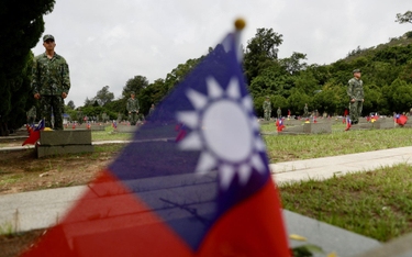 Uroczystość na cmenatrzu wojskowym z okazji 65. rocznicy bitwy artyleryjskiej między Chinami a Tajwa