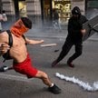 Mediolan zamienił się w pole bitwy. Demonstranci zaatakowali policję
