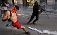 Mediolan zamienił się w pole bitwy. Demonstranci zaatakowali policję