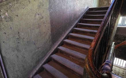 Oryginalna drewniana klatka schodowa