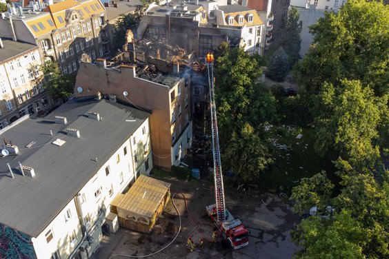 Na zdjęciu z drona miejsce nocnego pożaru i wybuchu w kamienicy w Poznaniu