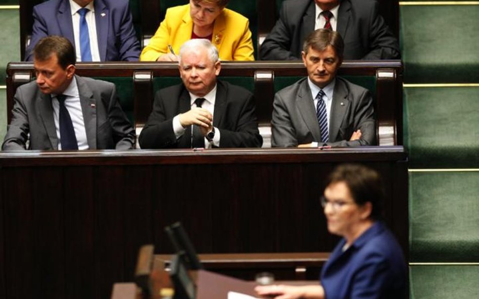 Starcie premier Ewy Kopacz i wiceprezes PiS Beaty Szydło nie podoba się mniejszym partiom