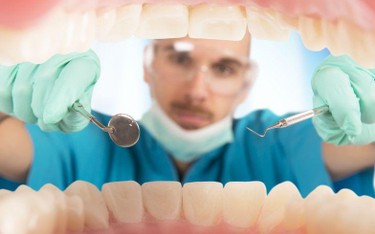 Dentyści o bonach patriotycznych: resort nie uważa nas za lekarzy