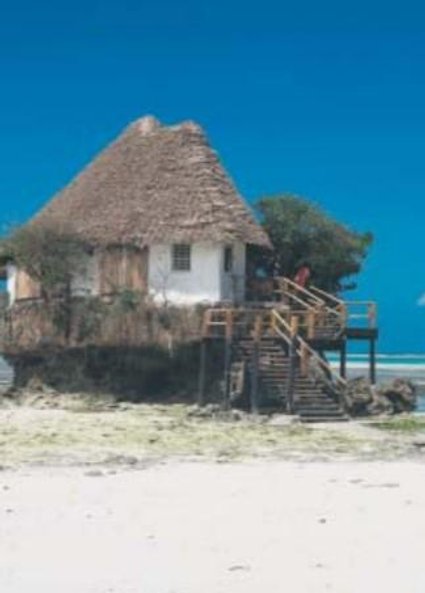 Pływy na wyspie są widowiskowe – do restauracji w czasie przypływu można się dostać tylko łodzią.