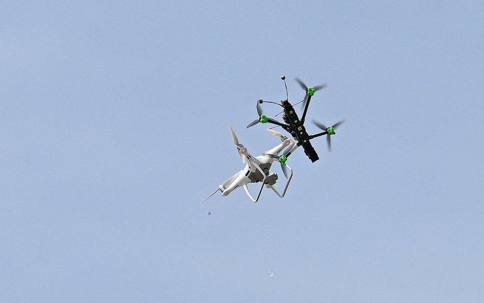 W niedzielę doszło do incydentu, w którym kilka wojskowych dronów naruszyło fińską przestrzeń powiet