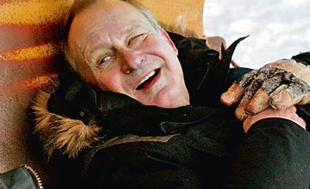 Nils (Stellan Skarsg?rd) sam wymierza sprawiedliwość