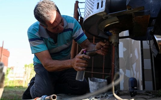 Kubański mechanik Juan Carlos Pino  i jego Fiat 126 przystosowany do jazdy na węglu drzewnym