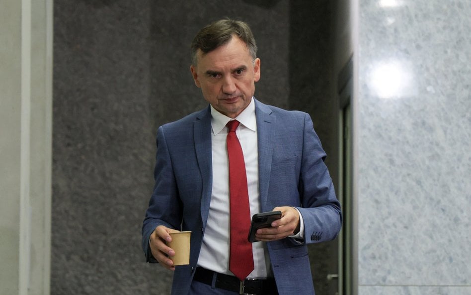 Długotrwała procedura ekstradycyjna Zbigniewa Ziobry rozpocznie się dopiero jesienią.