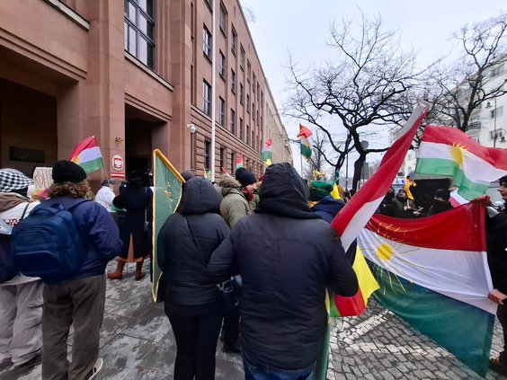 Polscy Kurdowie idący pod gmach MSZ, 30 stycznia
