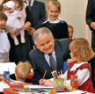 Prezydent Lech Kaczyński zawetował ustawę, która zakładała m.in. obniżenie wieku szkolnego. Na zdjęc