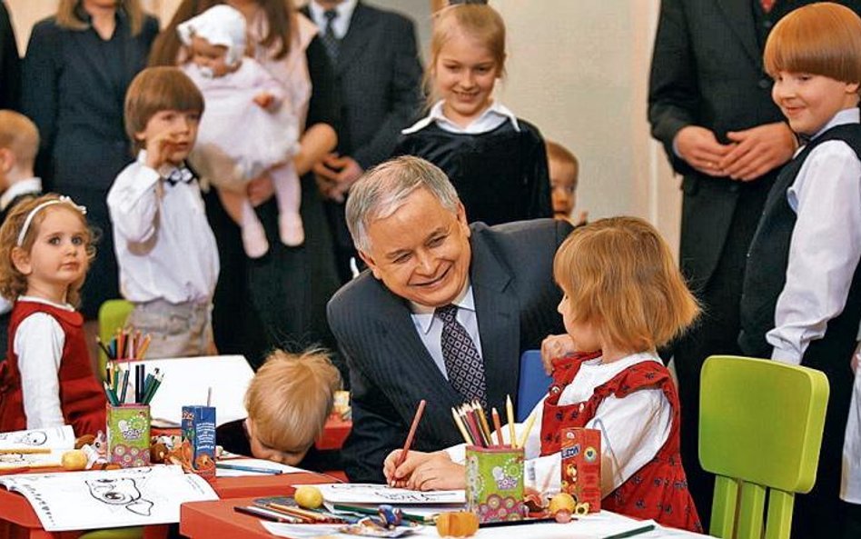 Prezydent Lech Kaczyński zawetował ustawę, która zakładała m.in. obniżenie wieku szkolnego. Na zdjęc