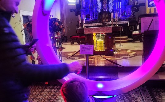 W kościele farnym Narodzenia Najświętszej Marii Panny czeski artysta Ondrej Puchte stworzył interakt