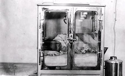 Inkubatory z wcześniakami były wystawiane w parkach rozrywki i udostępniane zwiedzającym