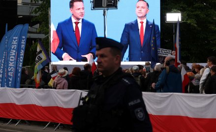 Debata w TVP. Wyborcy rafała Trzaskowskiego i Karola Nawrockiego przed budynkiem TVP, 23 maja